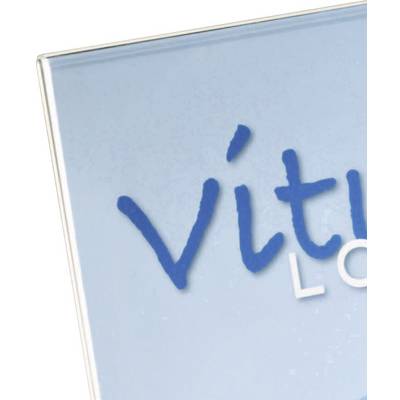 Extrait d'une affiche bleue avec un texte partiellement visible en lettres bleues et blanches.