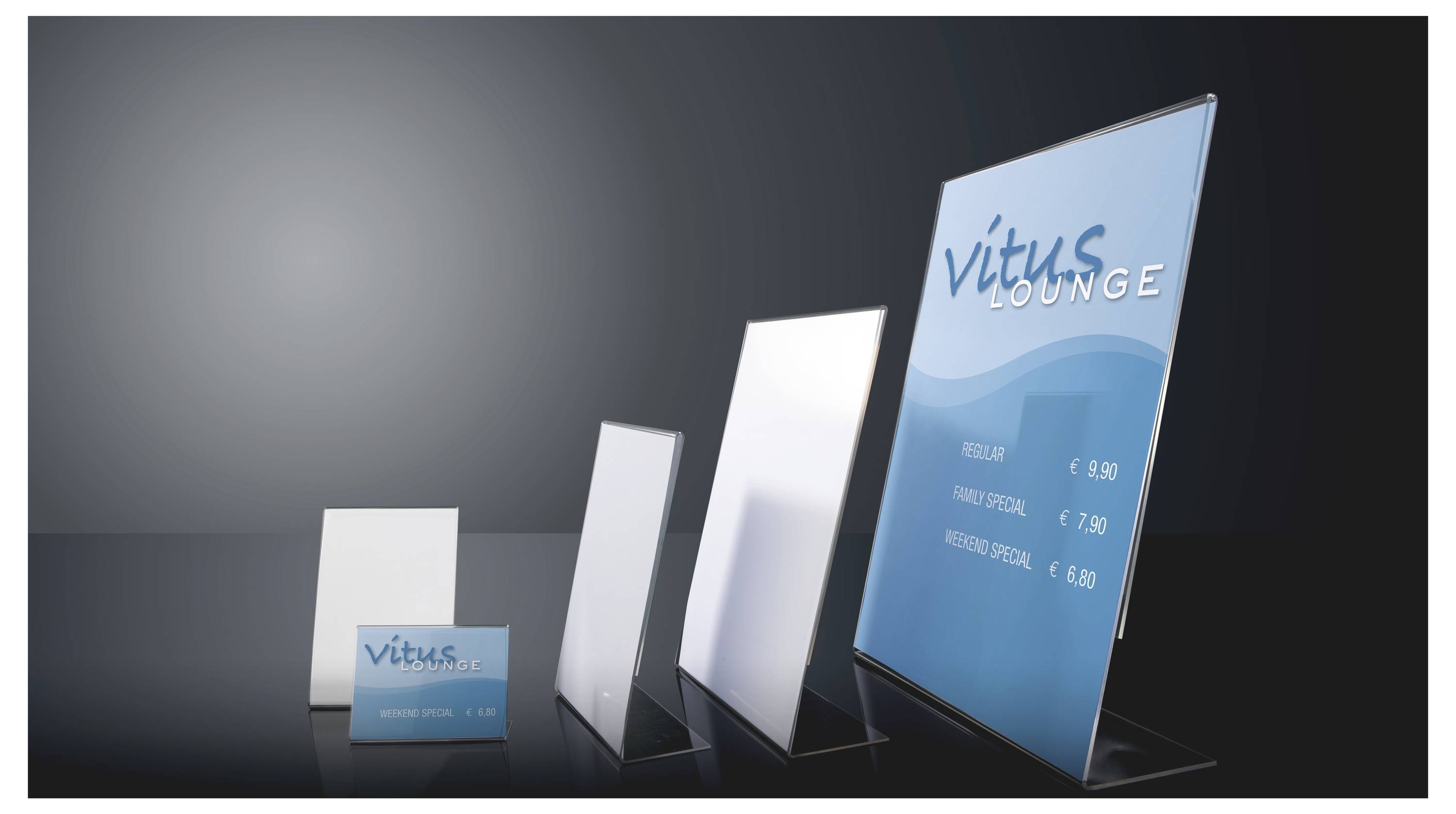 Panneau de prix bleu « vitus lounge » à côté de plusieurs panneaux d'affichage vierges, présenté en perspective sur un fond sombre.
