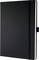 Carnet noir, fermé, avec un élastique de fermeture et un porte-stylo sur le côté.