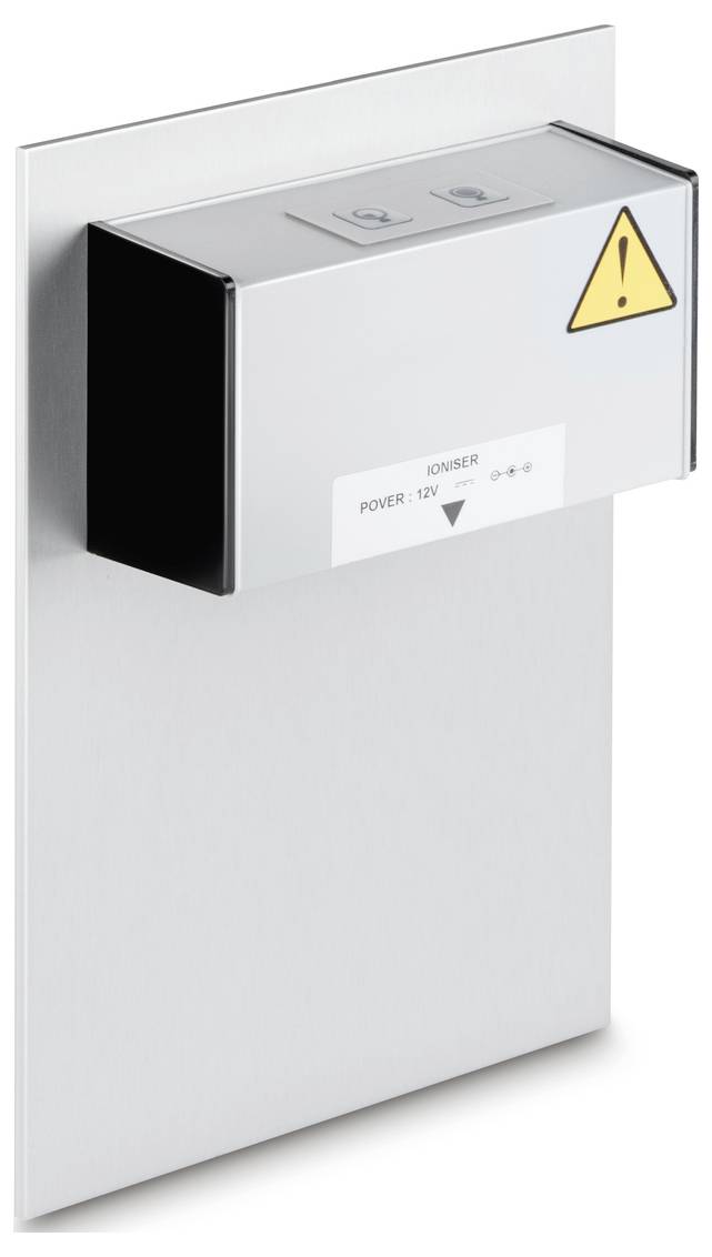 Boîte rectangulaire en métal fixée au mur, avec un panneau de commande en haut. Un symbole d'avertissement sur le côté indique un danger électrique.