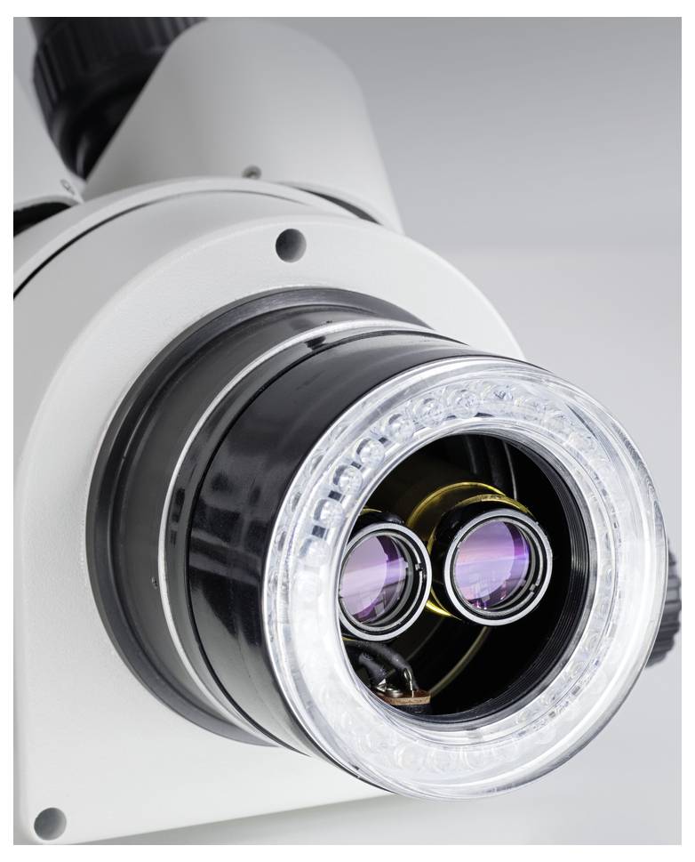 Gros plan d'un objectif de microscope avec éclairage intégré, montrant des optiques réfléchissantes de couleur violette. Idéal pour un grossissement précis.