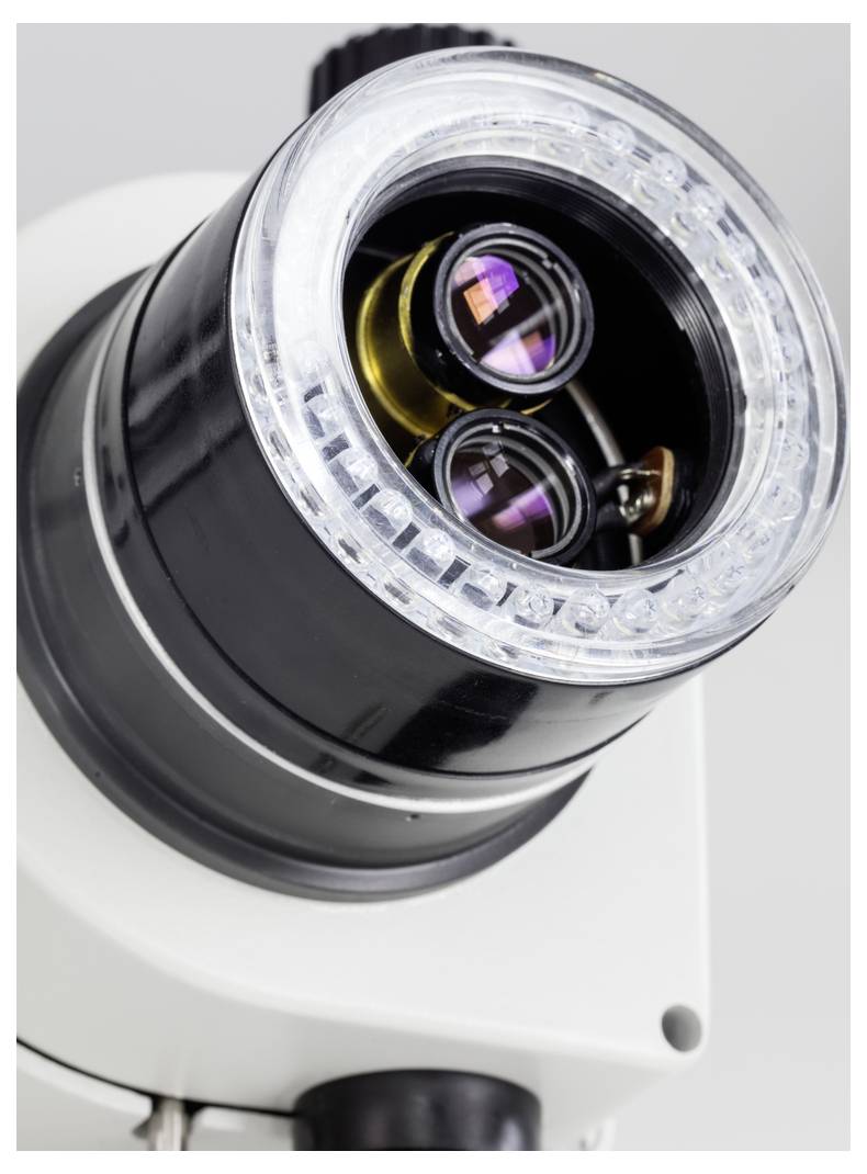 Un objectif de microscope en gros plan révèle la structure de la lentille, ce qui suggère des investigations scientifiques précises.