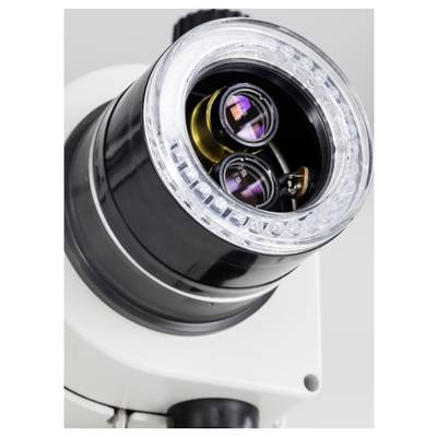 Un microscope avec une vue détaillée des objectifs et des lentilles, permettant la grossissement et l'analyse d'échantillons.