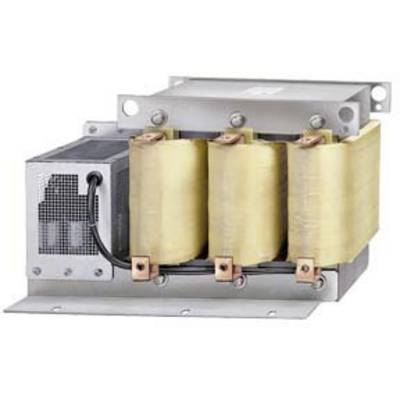Un transformateur triphasé à trois enroulements, monté sur une plaque métallique. Il est utilisé pour la conversion de tension dans les systèmes électriques.