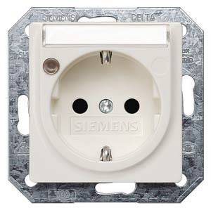 Prise électrique blanche de Siemens à deux trous et terre, montée sur un cadre métallique. Adaptée aux fiches électriques européennes.