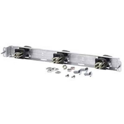 Un module métallique pour rack avec trois connecteurs, entouré de vis et de matériel de fixation pour l'installation.