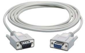 Câble série gris de null modem avec connexions à neuf broches, utilisé pour la connexion et le transfert de données entre des appareils.