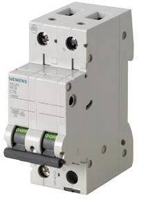 Un disjoncteur gris Siemens avec deux interrupteurs à bascule. La position des interrupteurs est visible. Utilisé pour la protection des circuits électriques.