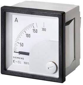 Un ampèremètre analogique affiche une échelle de 0 à 300 ampères. L'aiguille se trouve juste au-dessus de 0. Fabricant de l'appareil : Siemens.
