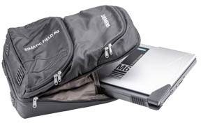 Un ordinateur portable dans un étui noir de transport 'Simatic Field PG' partiellement ouvert. La sacoche est dotée de plusieurs fermetures à glissière.