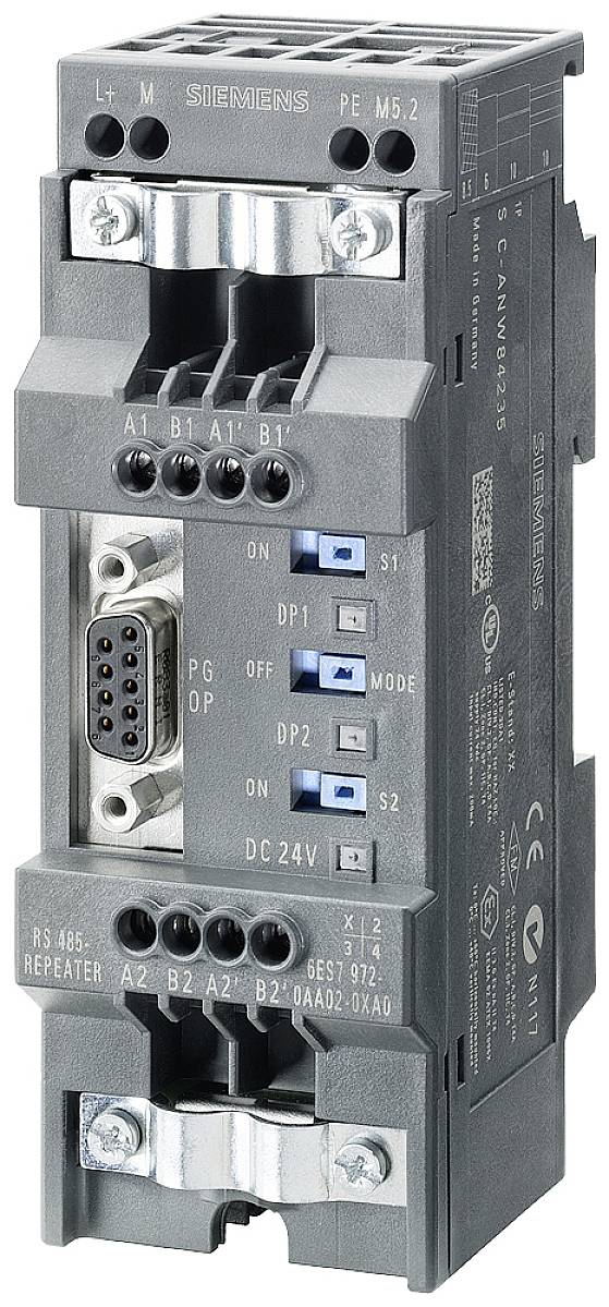 Un répéteur industriel RS 485 avec des connexions et des interrupteurs DIP. Utilisé pour l'amplification du signal dans les réseaux.