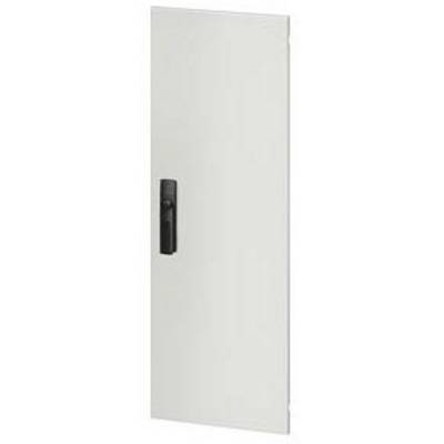 Une porte étroite, blanche, avec une poignée noire au centre, verticalement orientée.
