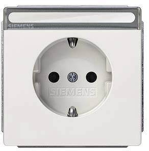 Prise électrique blanche de Siemens avec indice de protection IP44, adaptée aux locaux humides, reconnaissable à son bord étanche et son couvercle rabattable.