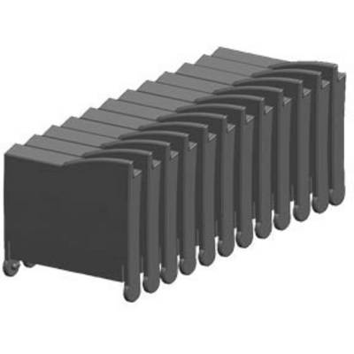 Une rangée de chaises noires pliantes sur roulettes, empilées les unes derrière les autres de manière à économiser de l'espace.
