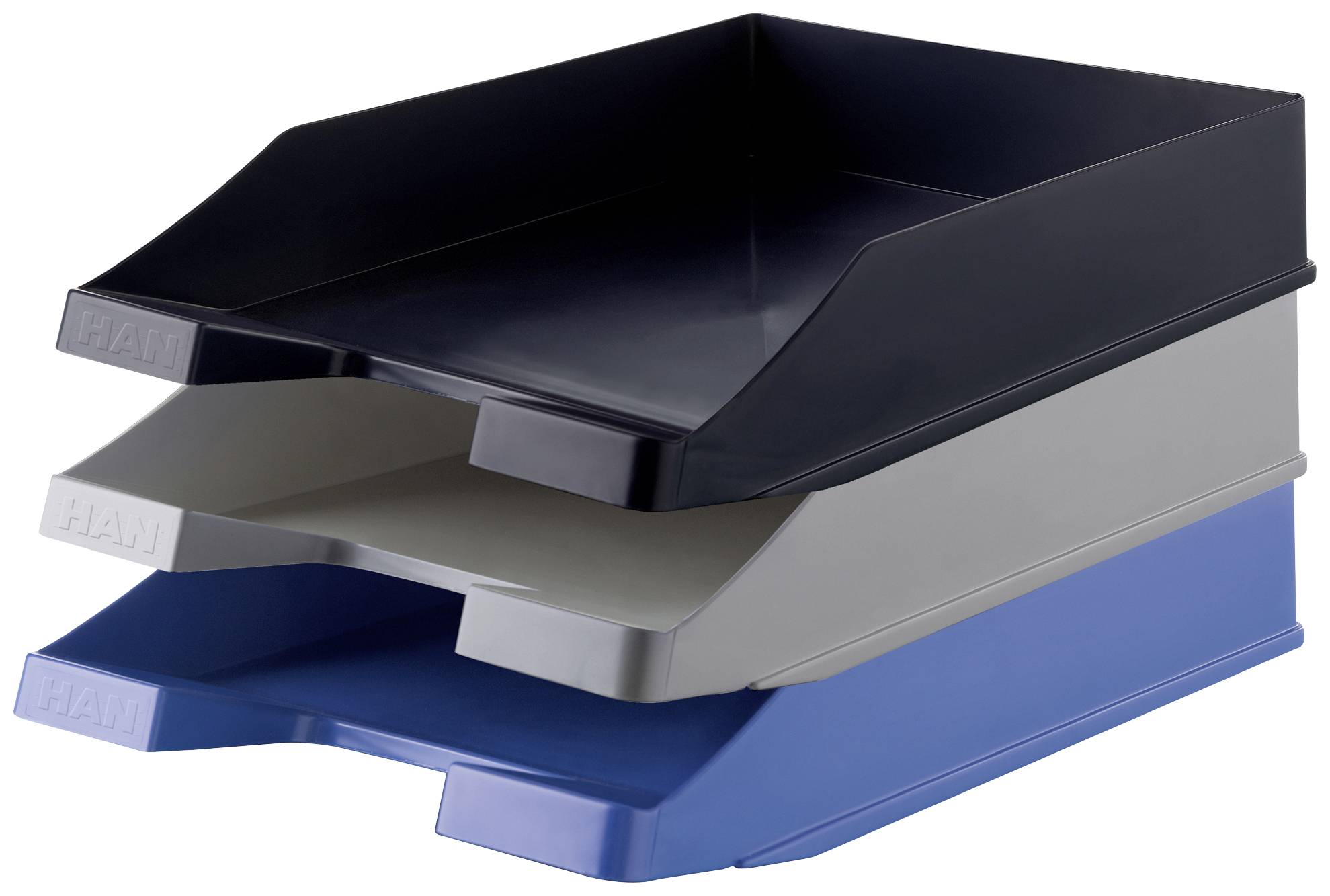 Trois corbeilles à courrier empilées, de couleurs noire, grise et bleue.