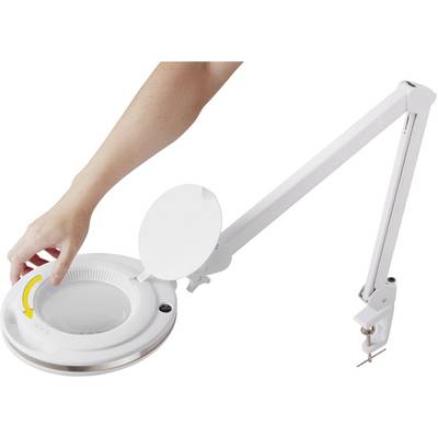 Une personne ajuste une lampe blanche grossissante à bras flexible en ouvrant l'abat-jour.