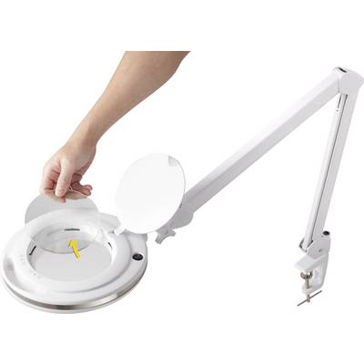 Bras d'une lampe de bureau avec loupe et couvercle. Une main soulève le couvercle pour nettoyer ou remplacer le verre.