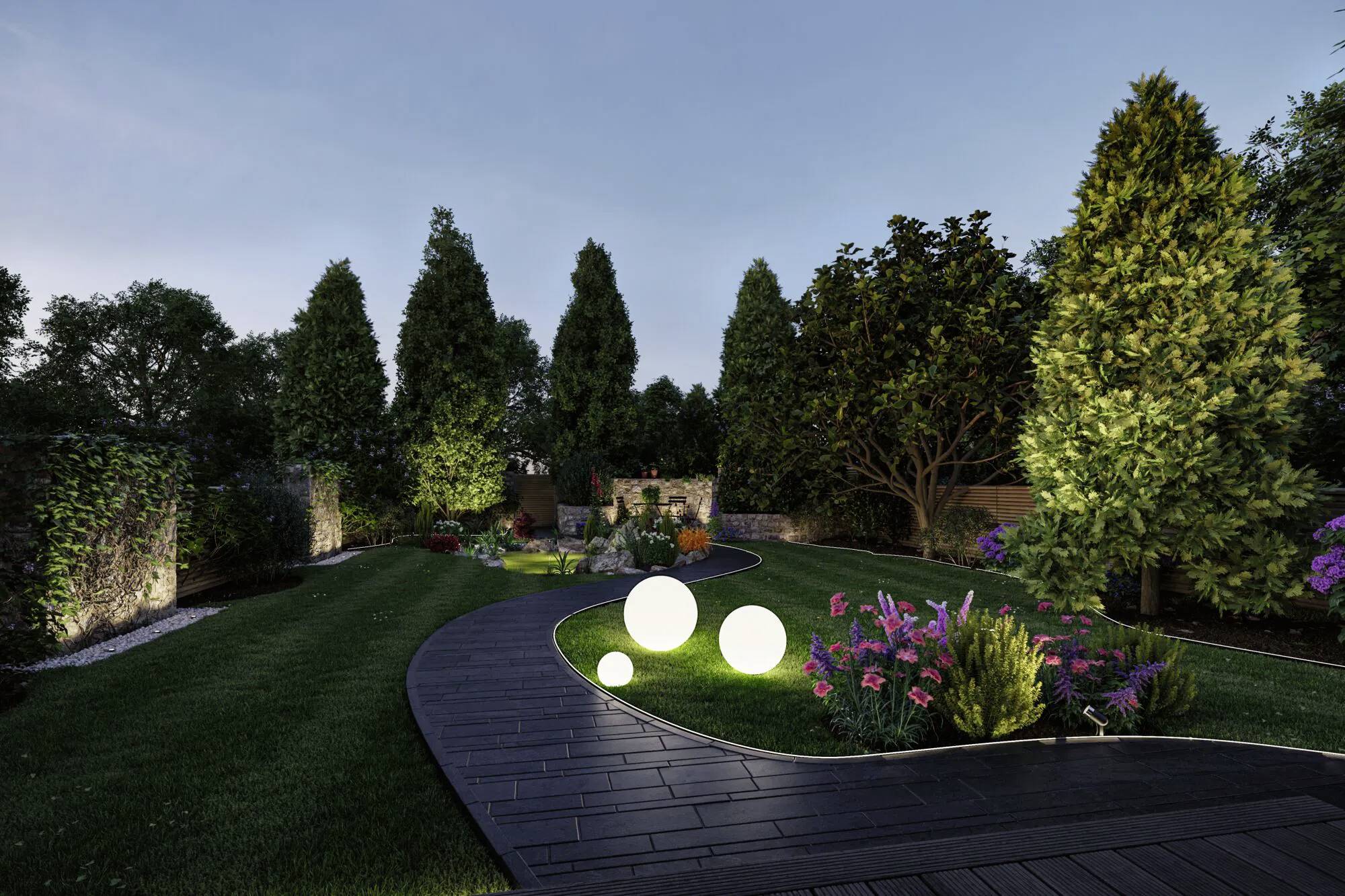 Un jardin soigné au crépuscule avec un chemin sinueux éclairé, des lampes sphériques lumineuses et des parterres de fleurs colorés, entouré d'arbres majestueux.