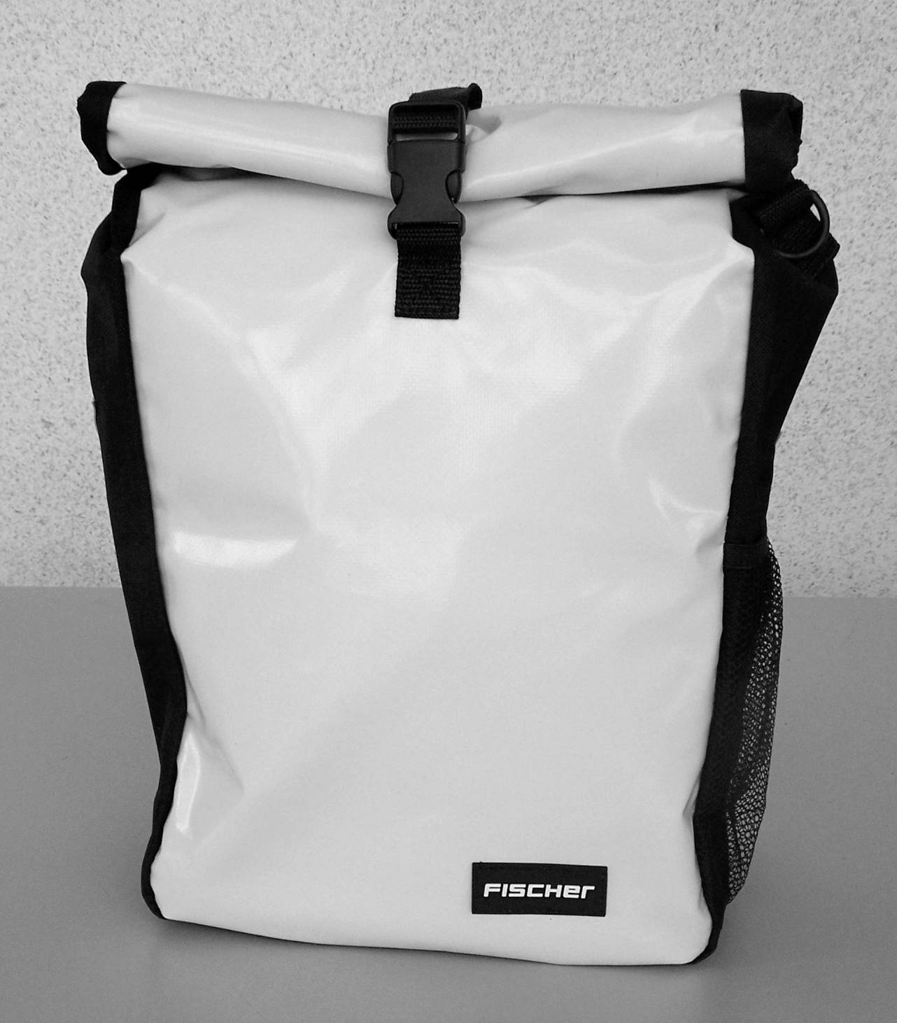 Un sac de vélo blanc et noir avec fermeture à enroulement et boucle, portant le logo 'Fischer' à l'avant.