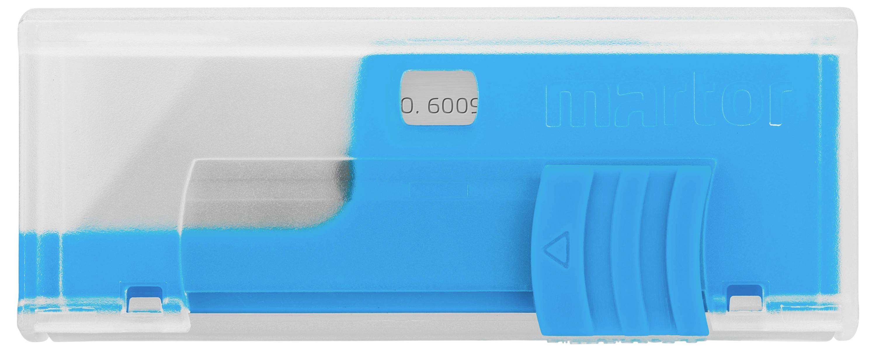 Un boîtier en plastique bleu et blanc avec une lame métallique visible, probablement un outil de coupe ou un taille-crayon.