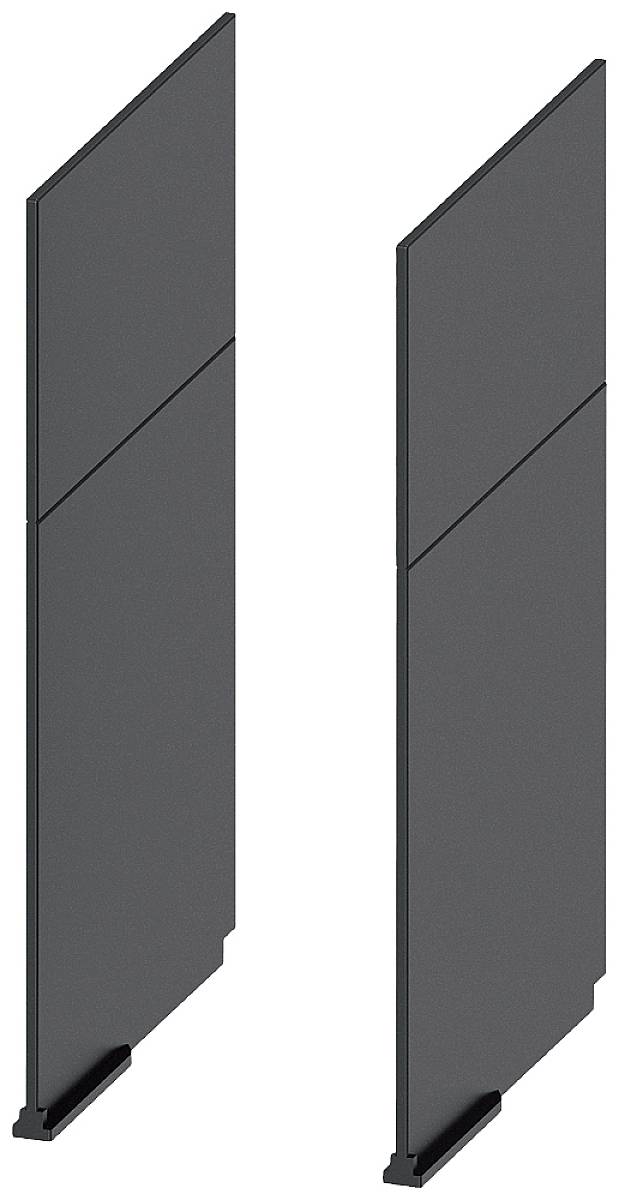 Deux panneaux noirs, hauts et rectangulaires sont dressés verticalement côte à côte. Ils semblent représenter des cloisons ou des barrières.