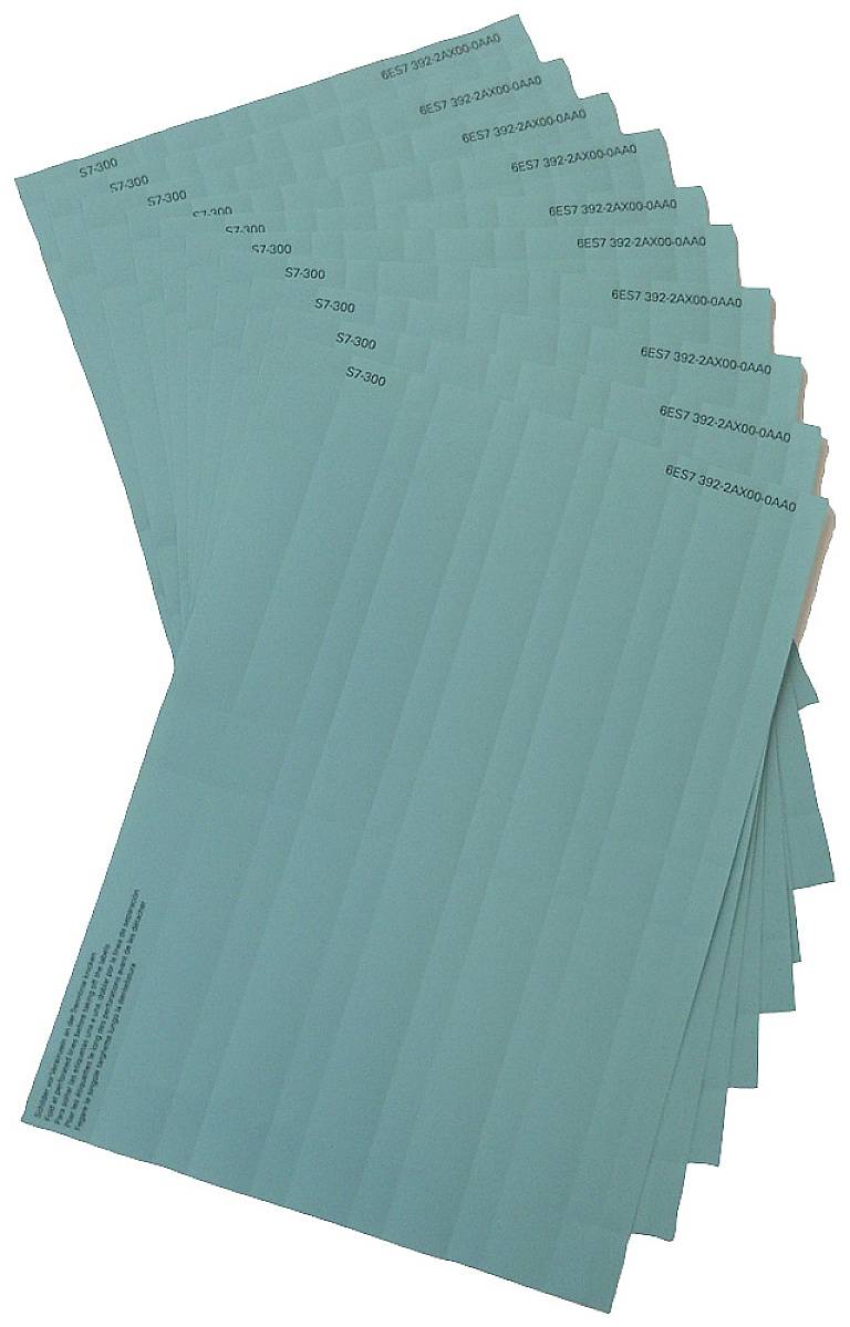 Plusieurs bandes de papier de verre vertes portant des numéros de produit imprimés sont superposées.
