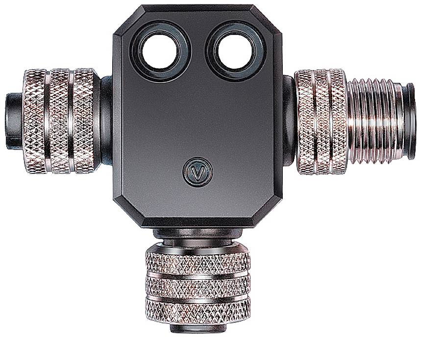 Un morceau de métal noir en forme de T, avec des raccords cannelés sur trois côtés, probablement un élément de connexion pour des tuyaux.