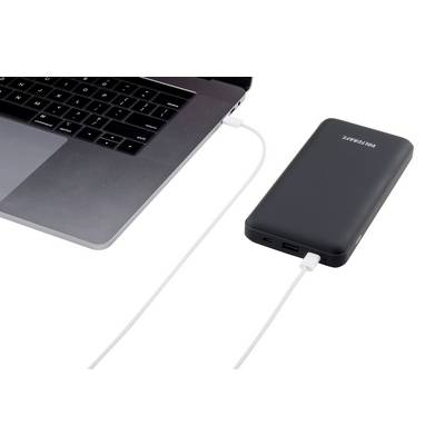 Un ordinateur portable est connecté à une batterie externe noire via un câble blanc, illustrant l'alimentation mobile.