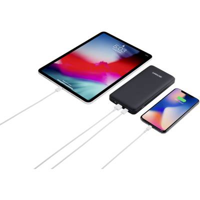 Une tablette et un smartphone sont connectés à un chargeur de batterie et sont en cours de charge. Le smartphone affiche un symbole de charge.