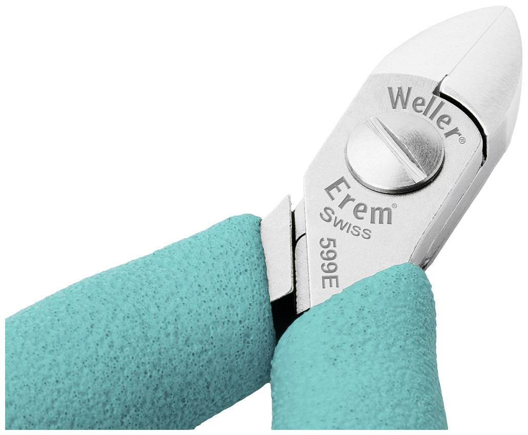 Gros plan sur un coupe-côté avec une poignée bleu-vert sur laquelle sont visibles les logos de marque 'Weller' et 'Erem Swiss 599E'.