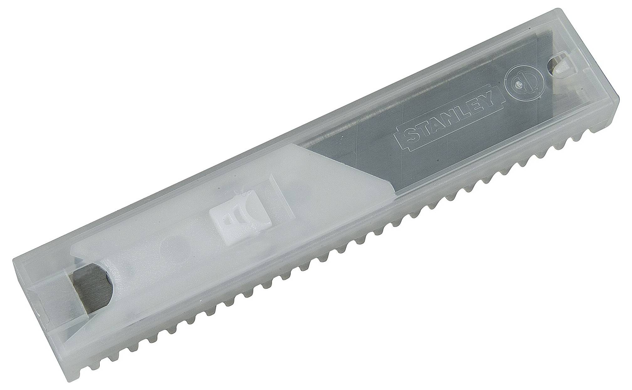 Un conteneur en plastique transparent contenant plusieurs lames de rechange pour un couteau universel, avec une lame grise visible.