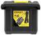 Boîte à outils noire avec poignée jaune, étiquette montrant une personne en train de tirer. Marque 'Stanley Essential Chest', dimensions et capacité indiquées.