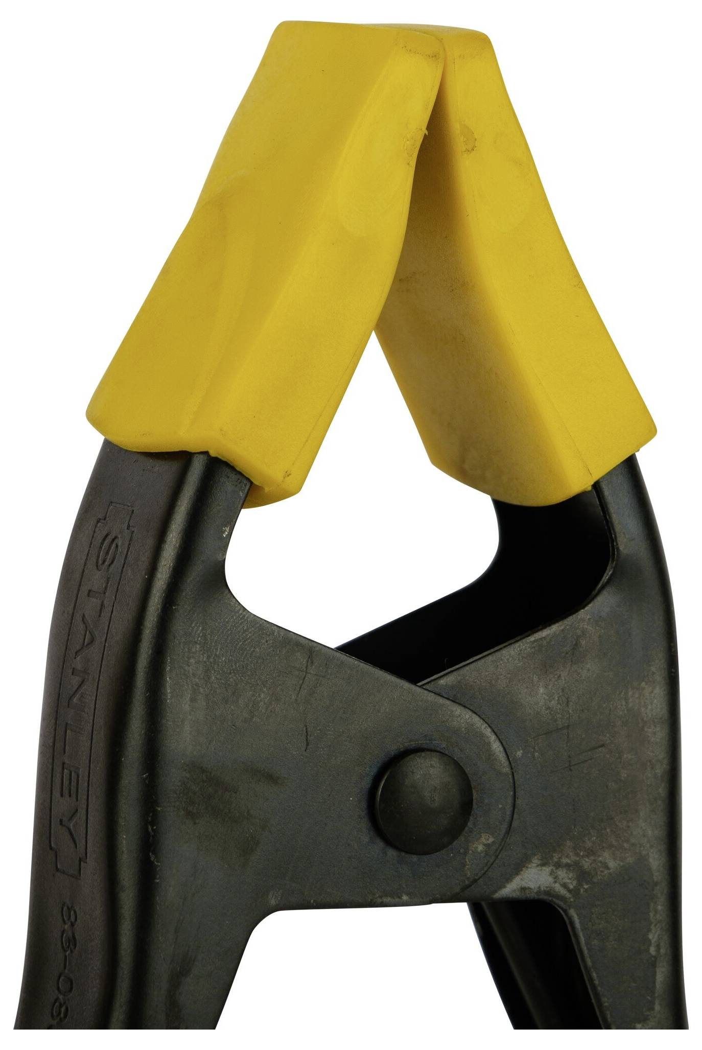 Pince avec des poignées jaunes, partiellement ouverte. Cet outil est souvent utilisé pour saisir et maintenir des objets.