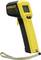 Un thermomètre infrarouge portable de marque Stanley de couleur jaune, avec une poignée noire et un écran, est utilisé pour mesurer la température.