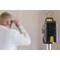 Un ouvrier utilise un niveau laser pour effectuer des mesures précises sur un chantier de construction.