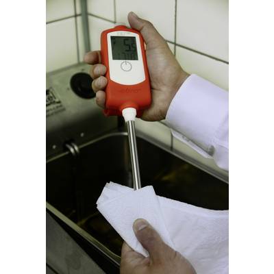 Une personne tient un thermomètre numérique affichant 56°C à côté d'un bassin d'eau, et nettoie soigneusement la sonde métallique.
