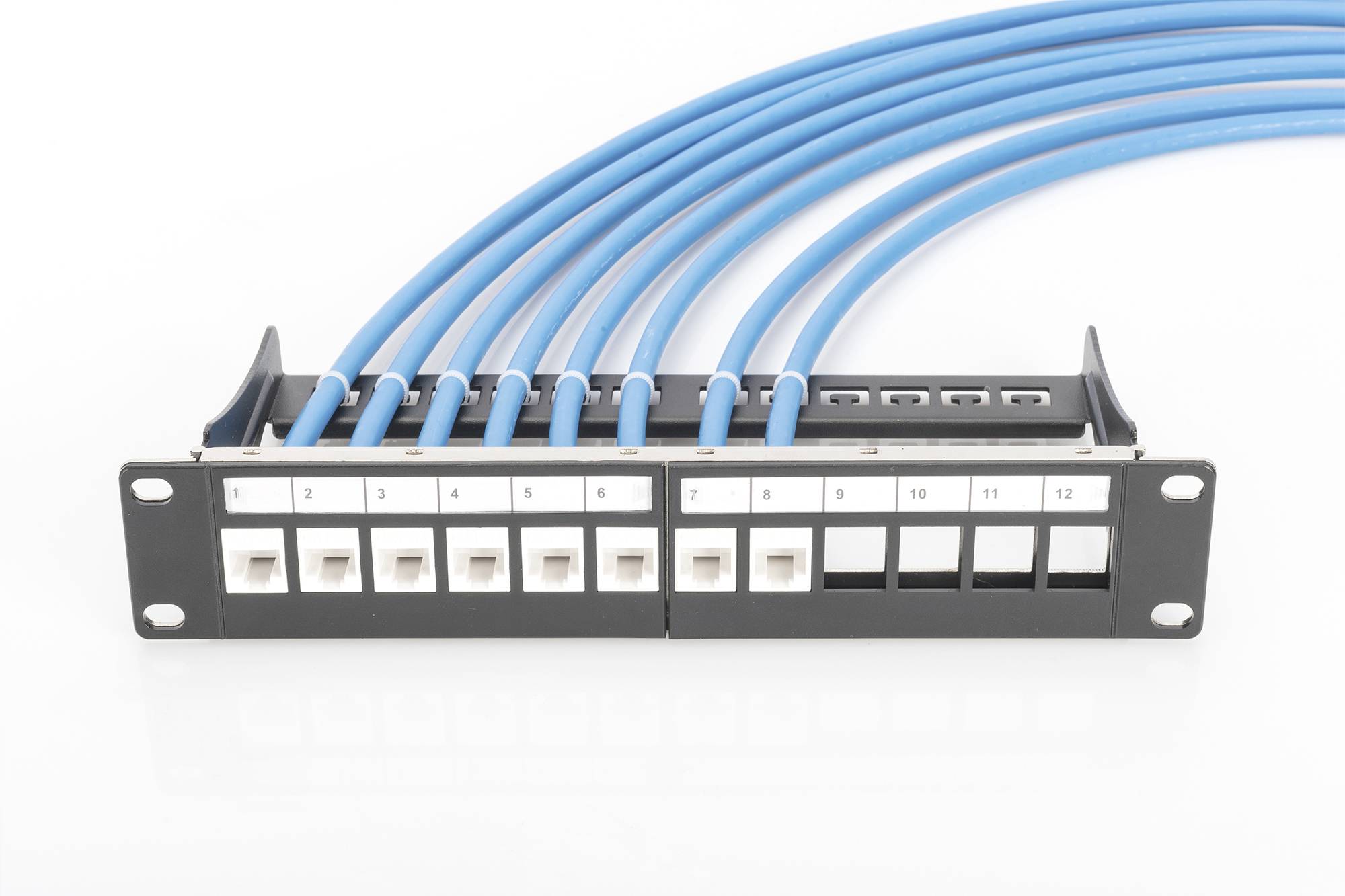 Un panneau de brassage avec huit câbles Ethernet bleus branchés dans les ports. Les ports sont numérotés de 1 à 12.