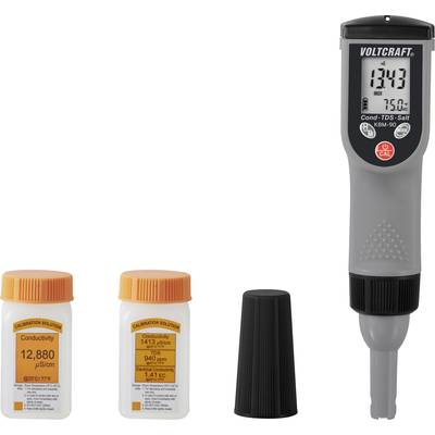 Appareil de mesure numérique de conductivité à côté de flacons de solution d'étalonnage. L'affichage indique la conductivité, la température en microsiemens et degrés Celsius.