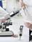 Des scientifiques en laboratoire utilisent un microscope et une pipette pour analyser des échantillons, un appareil de mesure numérique affiche les valeurs de mesure.