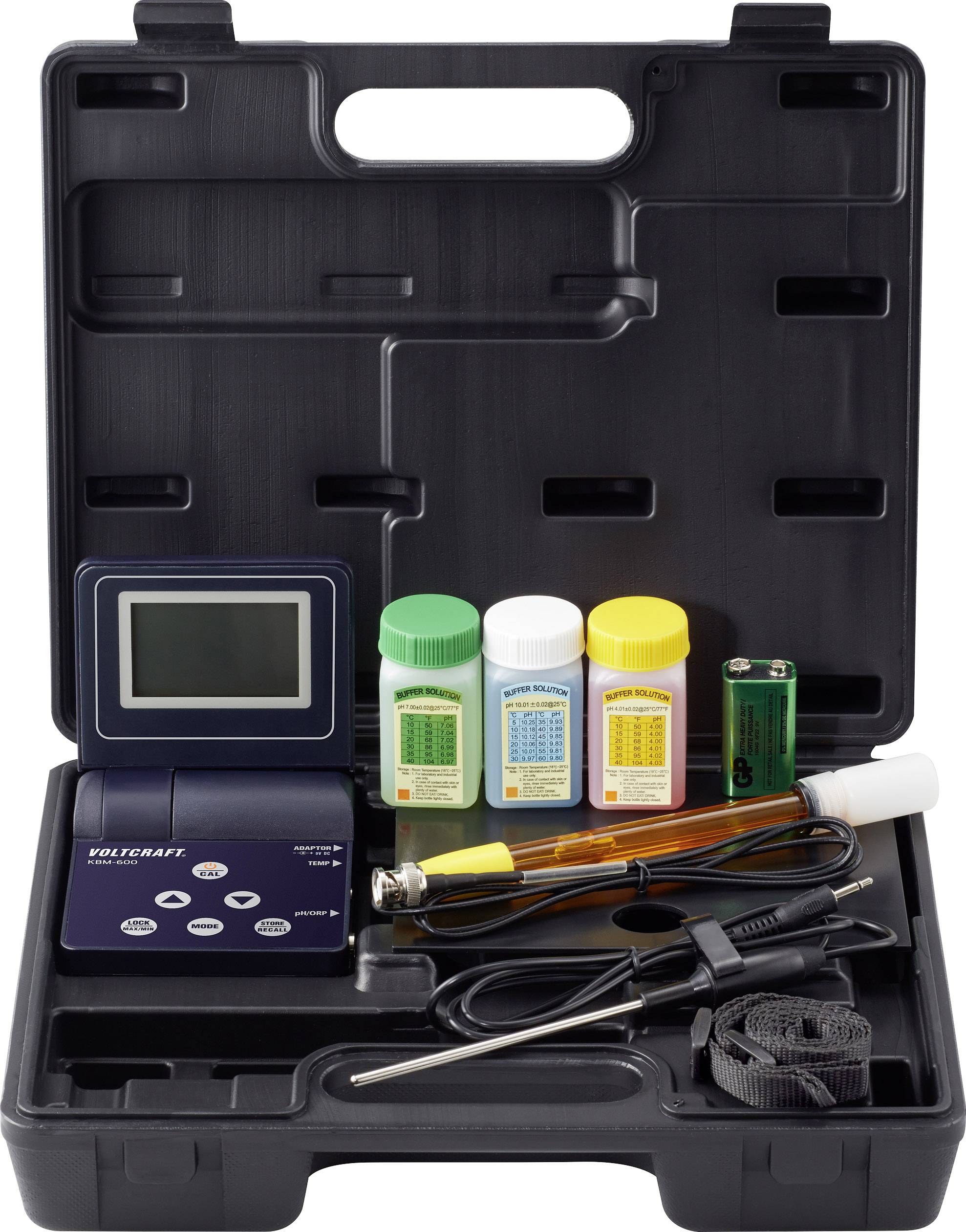 Une valise noire contient un appareil de mesure numérique, des liquides de test, une petite lampe de poche et des accessoires pour les analyses d'eau.