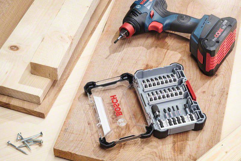 Visseuse sans fil avec vis et planches de bois ; prêt pour les travaux de menuiserie.