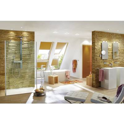Salle de bain moderne avec cabine de douche en verre, deux lavabos et grandes fenêtres. Des murs clairs et des éléments en bois créent une ambiance chaleureuse.