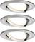 Trois spots de plafond LED en métal brossé, montés de manière pivotante, émettent une lumière blanc chaud et sont disposés dans un agencement moderne.