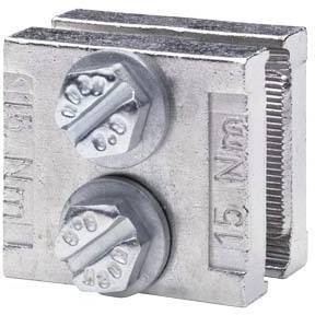 Bloc de connexion métallique avec deux vis, adapté pour les connexions électriques ou la mise à la terre. Forme rectangulaire et côtés nervurés.