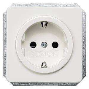 Prise électrique blanche à deux trous, entourée d'un cadre gris, adaptée aux fiches européennes.