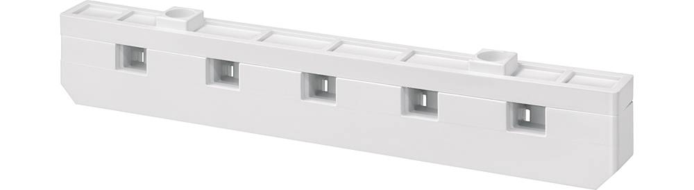 Pièce en plastique blanche avec plusieurs découpes carrées sur la face avant et des détails structurés en haut.