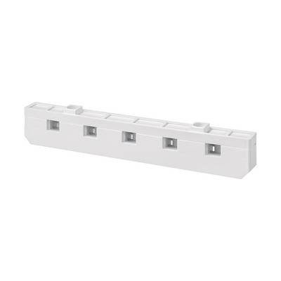 Pièce en plastique blanche avec plusieurs découpes carrées sur la face avant et des détails structurés en haut.