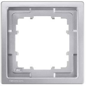 Un cadre carré en plastique de couleur argent pour une prise de courant ou un interrupteur, avec l'identification de la marque visible en bas à gauche.