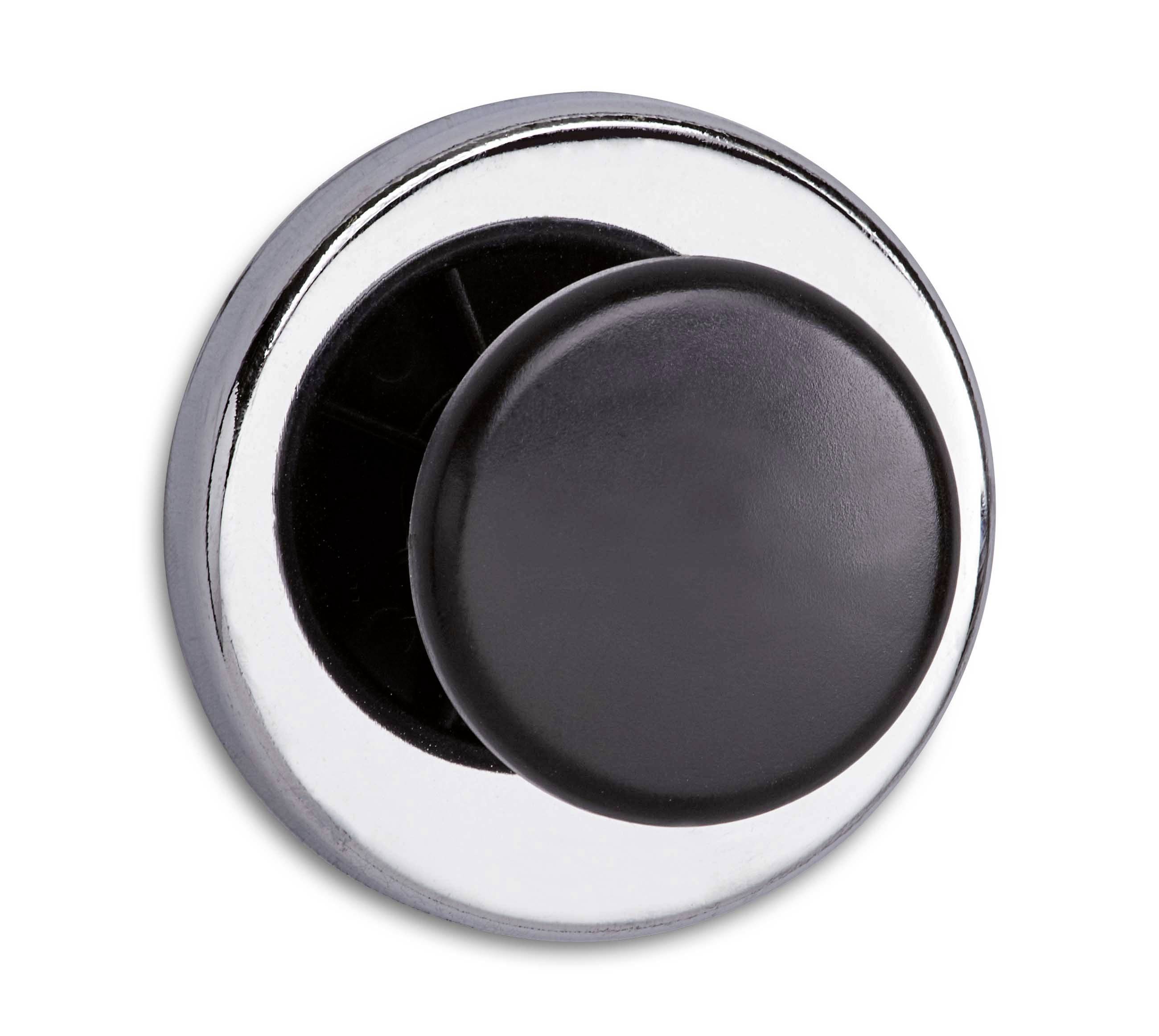 Bouton-poussoir rond noir avec un anneau chromé sur fond blanc.