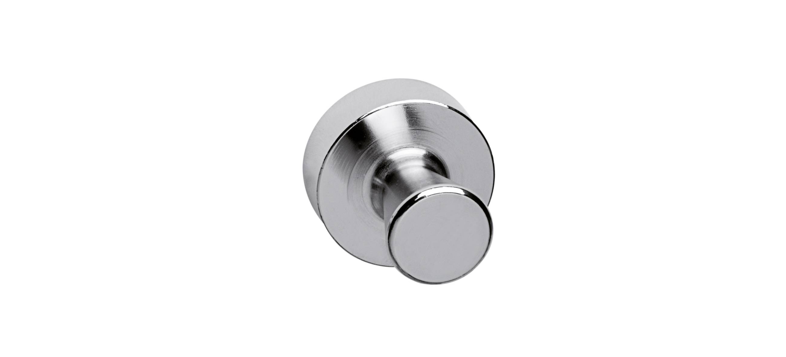 Bouton de porte ou de meuble rond chromé sur fond blanc, vu en gros plan.